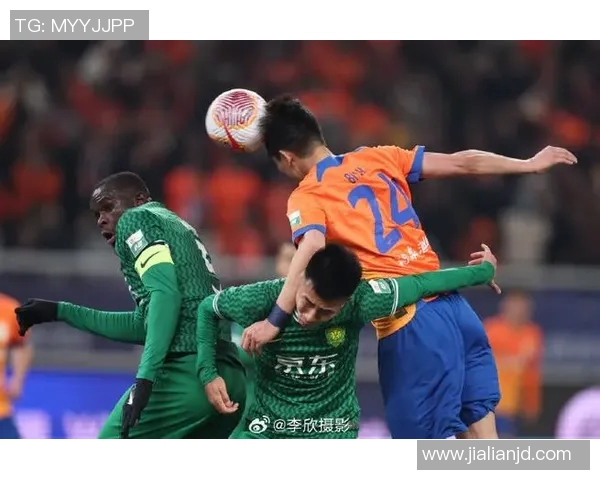 中超激战重庆队迎战山东鲁能全力争胜展现球队风采