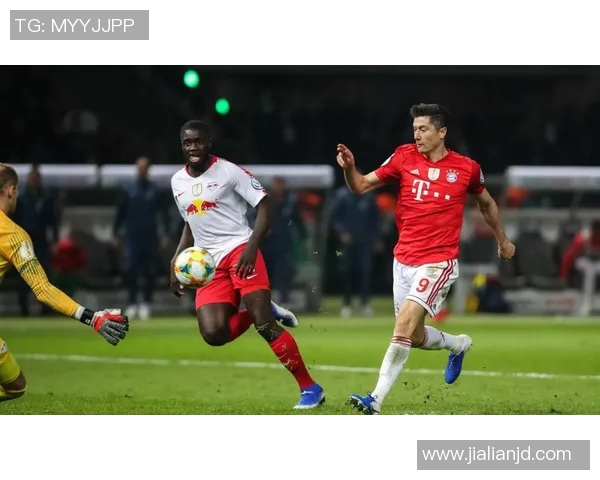 莱万重返安联球场引发拜仁球迷愤怒声讨：背叛与忘恩负义的争议